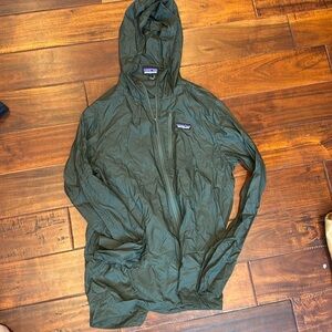 Men's dark green Patagonia windbreaker
